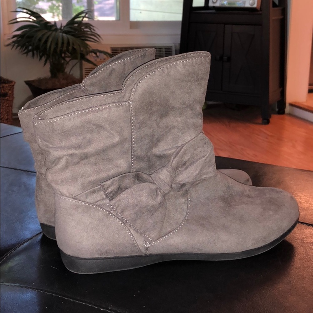 Grey bow shoes